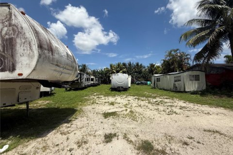 House in Miami, Florida 4 bedrooms, 307.32 sq.m. № 2038930 - photo 16