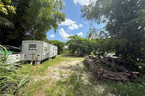 House in Miami, Florida 4 bedrooms, 307.32 sq.m. № 2038930 - photo 26