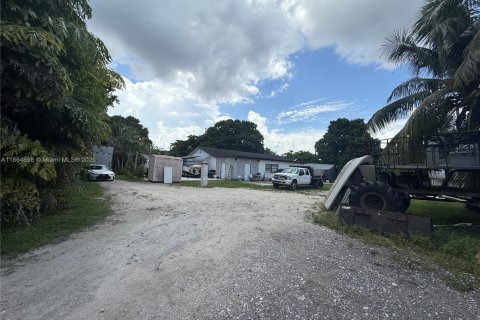 House in Miami, Florida 4 bedrooms, 307.32 sq.m. № 2038930 - photo 13