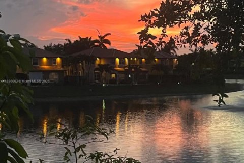 Adosado en venta en Miami, Florida, 3 dormitorios, 158.86 m2 № 1933940 - foto 1