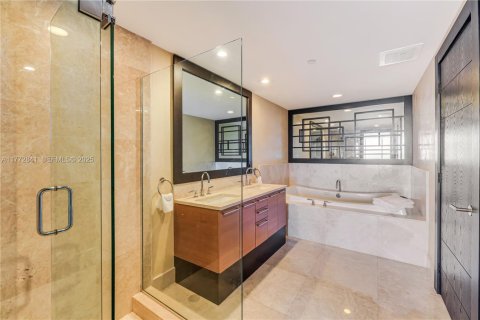 Condominio en venta en Sunny Isles Beach, Florida, 4 dormitorios, 222.41 m2 № 2192854 - foto 18