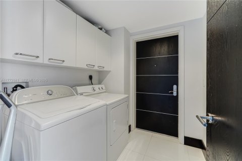 Condominio en venta en Sunny Isles Beach, Florida, 4 dormitorios, 222.41 m2 № 2192854 - foto 19