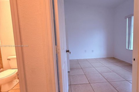 Condo in Pembroke Park, Florida, 2 bedrooms № 1948892 - photo 5