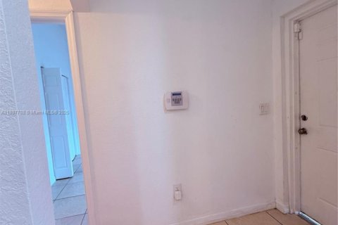 Condo in Pembroke Park, Florida, 2 bedrooms № 1948892 - photo 4