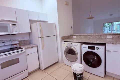 Condo in Pembroke Park, Florida, 2 bedrooms № 1948892 - photo 3