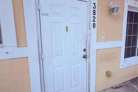 Condo in Pembroke Park, Florida, 2 bedrooms № 1948892 - photo 1