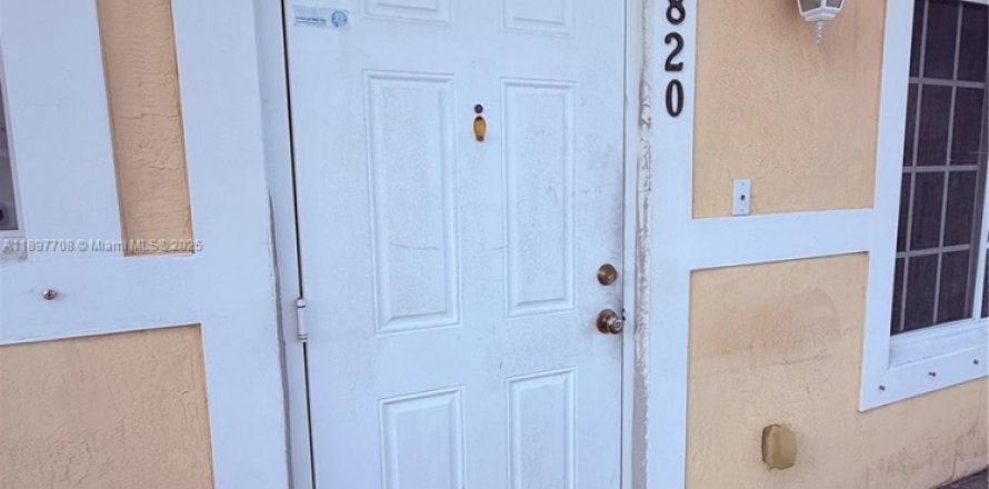 Condo in Pembroke Park, Florida, 2 bedrooms № 1948892