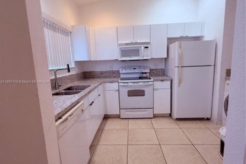 Condo in Pembroke Park, Florida, 2 bedrooms № 1948892 - photo 2