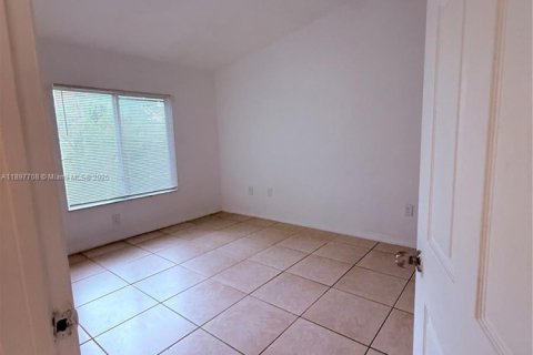 Condo in Pembroke Park, Florida, 2 bedrooms № 1948892 - photo 12