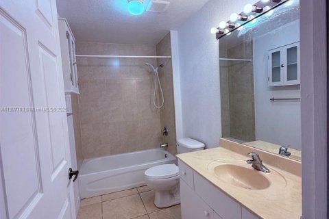 Condo in Pembroke Park, Florida, 2 bedrooms № 1948892 - photo 15