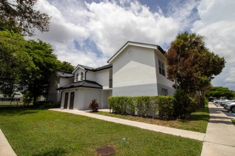 Apartment in Tamarac, Florida 3 bedrooms, 97.55 sq.m. № 2083797