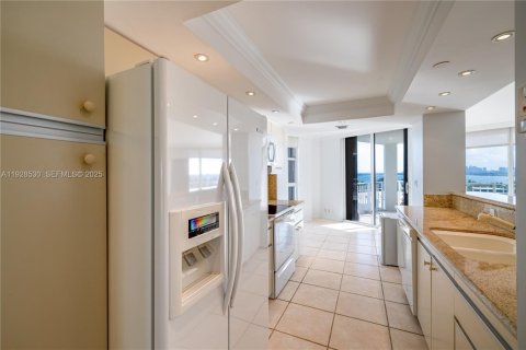 Copropriété à louer à Miami, Floride: 2 chambres, 136.47 m2 № 1987523 - photo 4