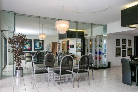 Купить кондоминиум в Майами, Флорида 2 спальни, 181.16м2, № 1828789 - фото 11