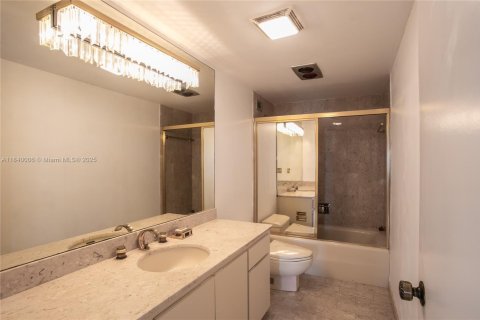 Купить кондоминиум в Майами, Флорида 2 спальни, 181.16м2, № 1828789 - фото 13