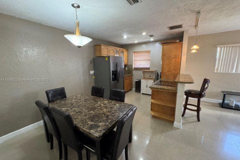 Casa en alquiler en Miami Gardens, Florida, 2 dormitorios № 1878763 - foto 3