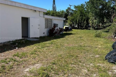 Propiedad comercial en venta en West Park, Florida № 1790832 - foto 1