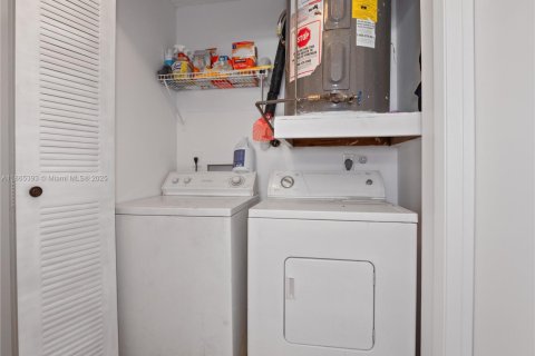 House in Pembroke Pines, Florida 3 bedrooms, 163.88 sq.m. № 1983279 - photo 14