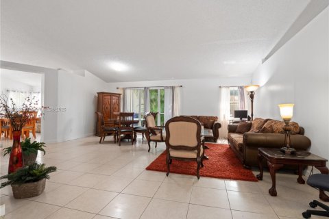 House in Pembroke Pines, Florida 3 bedrooms, 163.88 sq.m. № 1983279 - photo 12