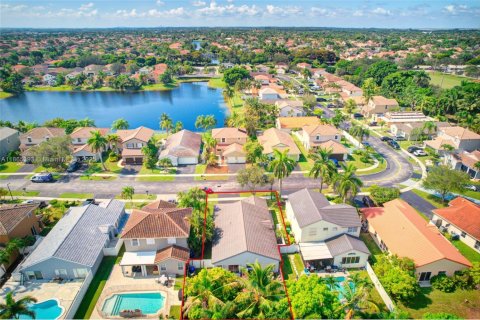 House in Pembroke Pines, Florida 3 bedrooms, 163.88 sq.m. № 1983279 - photo 1