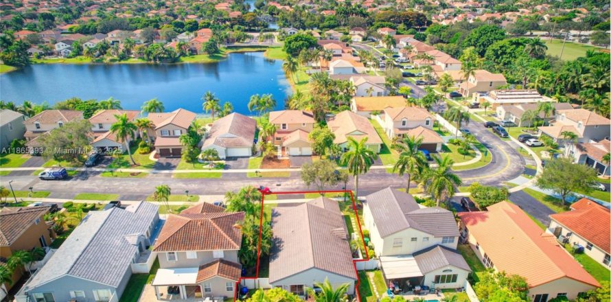 House in Pembroke Pines, Florida 3 bedrooms, 163.88 sq.m. № 1983279