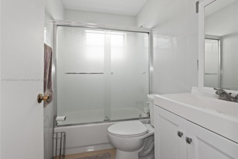 House in Pembroke Pines, Florida 3 bedrooms, 163.88 sq.m. № 1983279 - photo 9