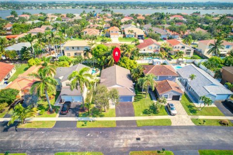 House in Pembroke Pines, Florida 3 bedrooms, 163.88 sq.m. № 1983279 - photo 3