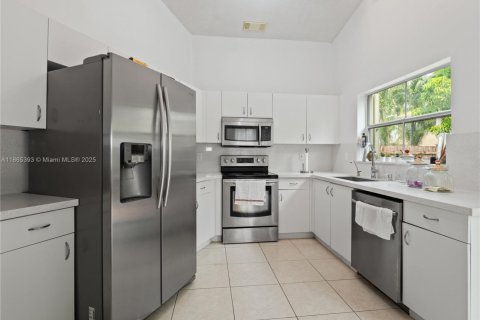 House in Pembroke Pines, Florida 3 bedrooms, 163.88 sq.m. № 1983279 - photo 8