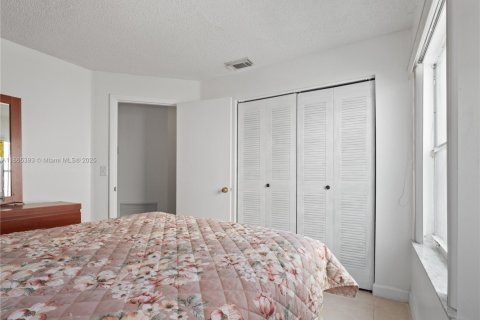 House in Pembroke Pines, Florida 3 bedrooms, 163.88 sq.m. № 1983279 - photo 13