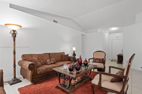 House in Pembroke Pines, Florida 3 bedrooms, 163.88 sq.m. № 1983279 - photo 16