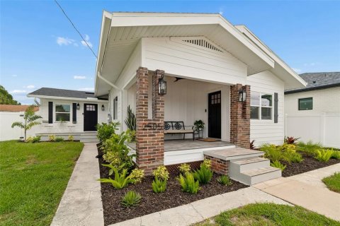 Commercial property in Tampa, Florida 4 bedrooms, 148.27 sq.m. № 2110094