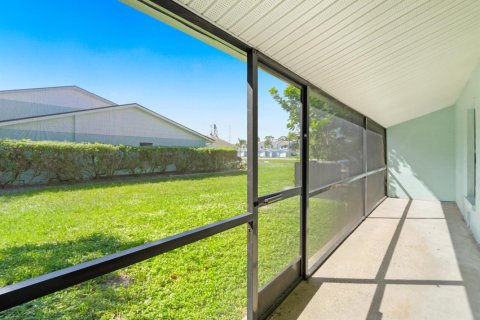 Townhouse in Indian Harbour Beach, Florida 2 bedrooms, 113.15 sq.m. № 2417741 - photo 10