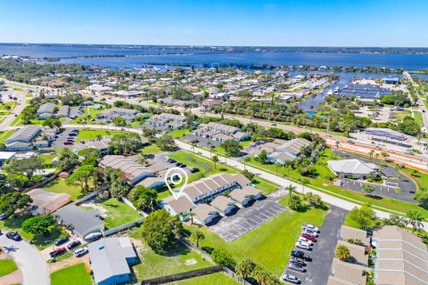 Townhouse in Indian Harbour Beach, Florida 2 bedrooms, 113.15 sq.m. № 2417741 - photo 11