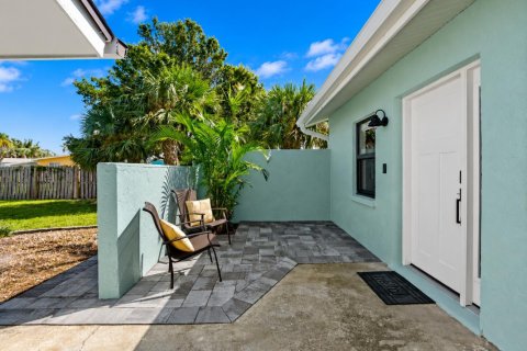 Townhouse in Indian Harbour Beach, Florida 2 bedrooms, 113.15 sq.m. № 2417741 - photo 2
