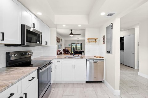 Townhouse in Indian Harbour Beach, Florida 2 bedrooms, 113.15 sq.m. № 2417741 - photo 3