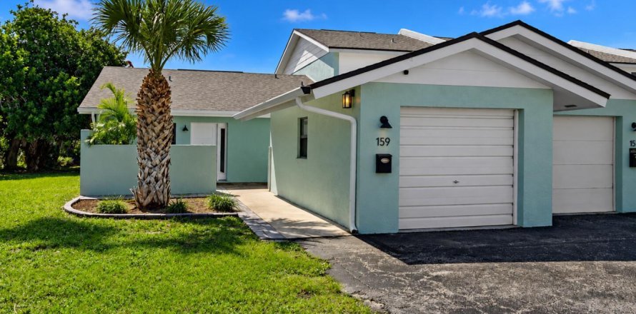 Townhouse in Indian Harbour Beach, Florida 2 bedrooms, 113.15 sq.m. № 2417741