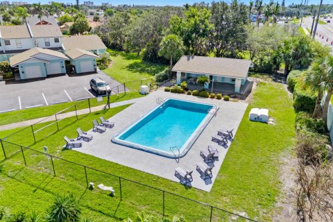 Townhouse in Indian Harbour Beach, Florida 2 bedrooms, 113.15 sq.m. № 2417741 - photo 12