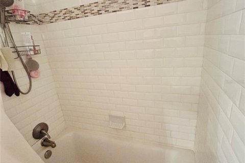 Condo in Saint Petersburg, Florida, 1 bedroom № 2143488 - photo 19