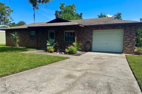 Casa en venta en Yalaha, Florida, 3 dormitorios, 122.07 m2 № 1918355 - foto 1