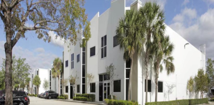 Commercial property in Coral Springs, Florida № 1054993