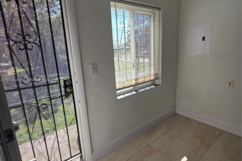 Villa ou maison à louer à Miami, Floride: 2 chambres, 120.4 m2 № 1925110 - photo 10