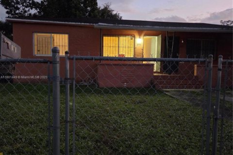 Villa ou maison à louer à Miami, Floride: 2 chambres, 120.4 m2 № 1925110 - photo 17