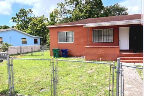 House in Miami, Florida 2 bedrooms, 120.4 sq.m. № 1925110 - photo 1