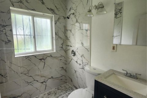 House in Miami, Florida 2 bedrooms, 120.4 sq.m. № 1925110 - photo 8