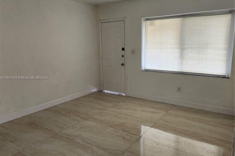 House in Miami, Florida 2 bedrooms, 120.4 sq.m. № 1925110 - photo 3