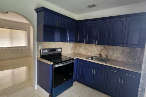 House in Miami, Florida 2 bedrooms, 120.4 sq.m. № 1925110 - photo 4