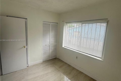 House in Miami, Florida 2 bedrooms, 120.4 sq.m. № 1925110 - photo 6