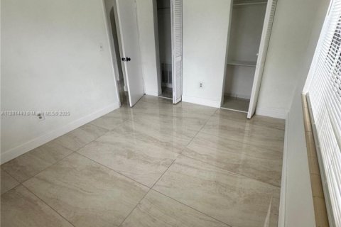 House in Miami, Florida 2 bedrooms, 120.4 sq.m. № 1925110 - photo 7