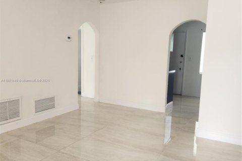 House in Miami, Florida 2 bedrooms, 120.4 sq.m. № 1925110 - photo 2