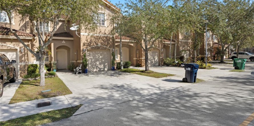 Adosado en Cutler Bay, Florida 3 dormitorios, 120.31 m2 № 2039306