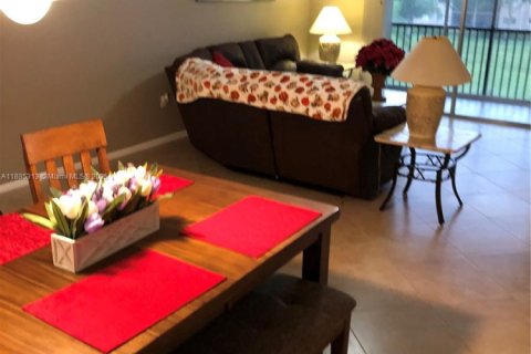 Condominio en alquiler en Pembroke Pines, Florida, 1 dormitorio, 95.97 m2 № 1933638 - foto 1